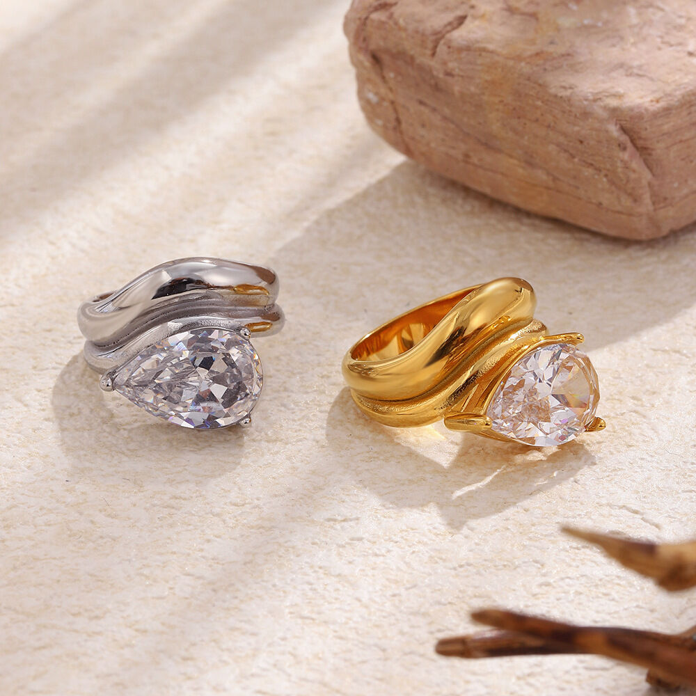 Luxuriöse Serie: Elegante, tropfenförmige Damenringe aus wasserdichtem Edelstahl in Goldfarbe mit Edelsteinen h5 Bild3