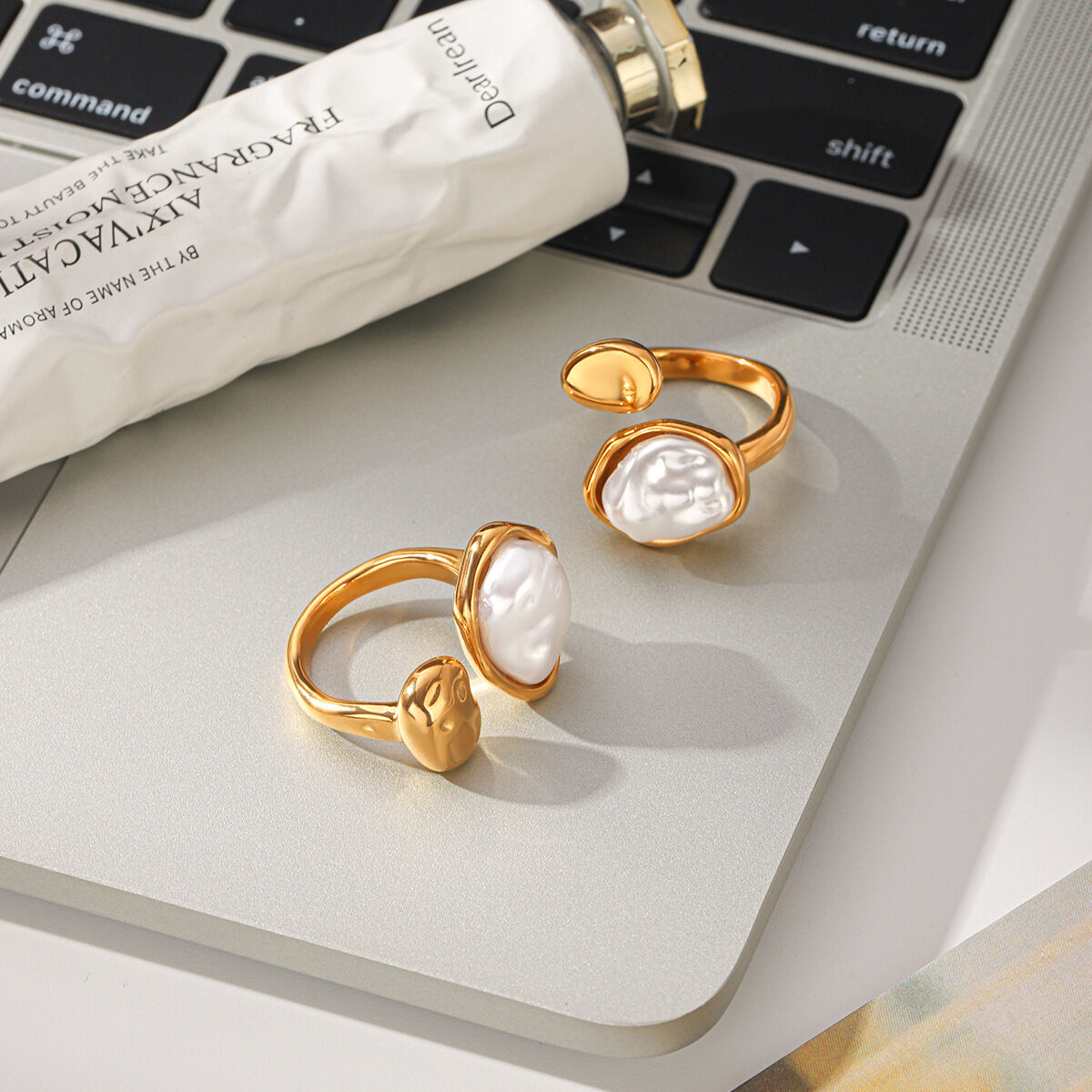 Luxuriöser, unregelmäßig geformter, wasserdichter Damenring aus Edelstahl in Goldfarbe mit Zirkonia und Perle h5 Bild4