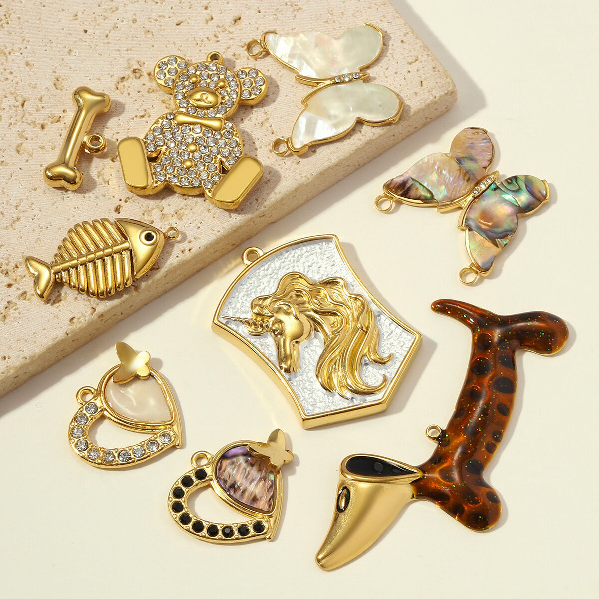 Colgantes de mujer con diseño de carrusel, caballo, corazón y mariposa, de acero inoxidable, resistentes al agua y color dorado. 2