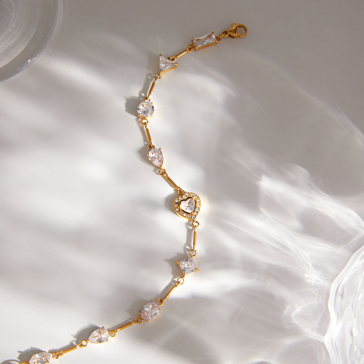 Pulsera sencilla con dije de corazón, de acero inoxidable, resistente al agua, color dorado y circonita, para mujer.