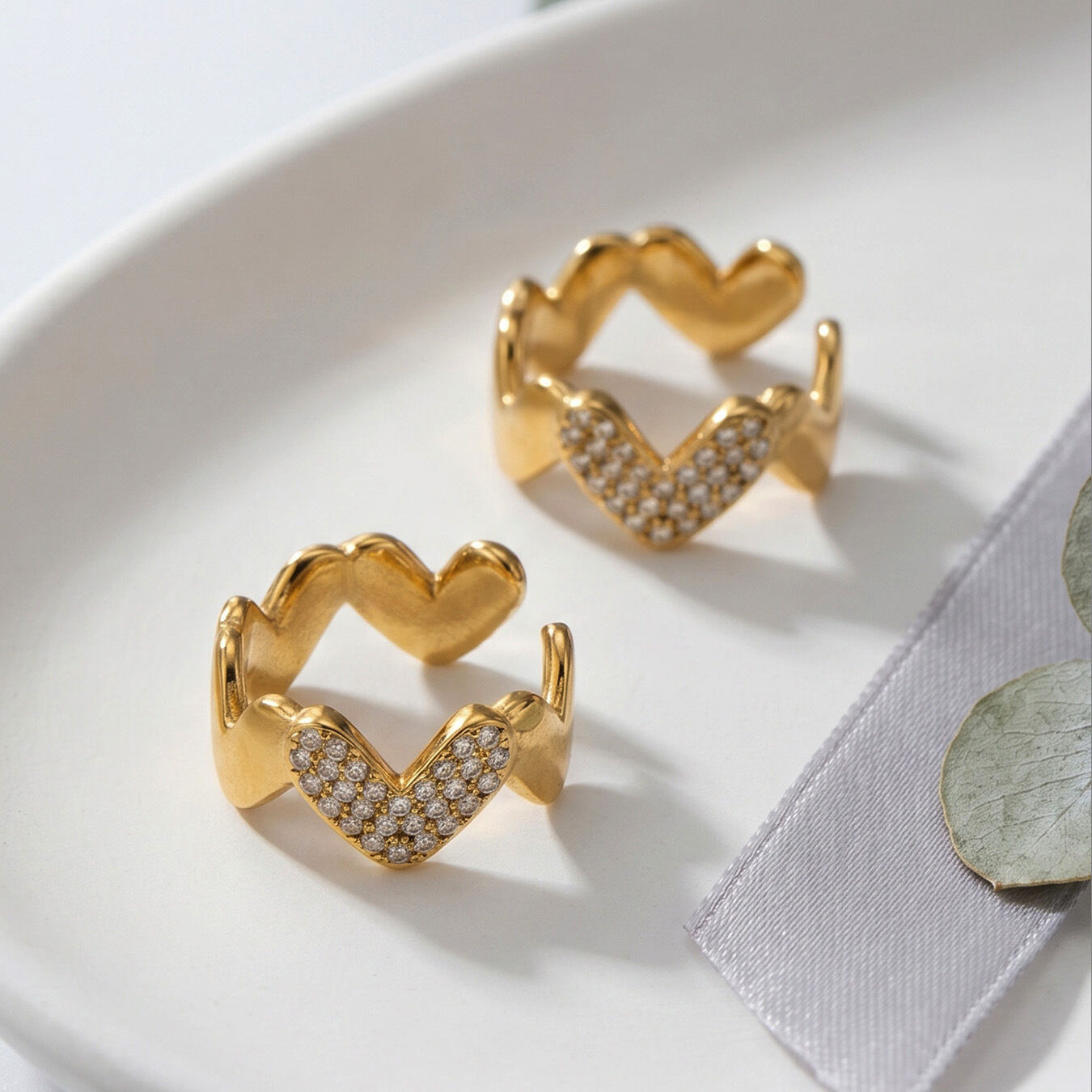 Orecchini a clip da donna Simple Heart in acciaio inossidabile, impermeabili, color oro, con strass. 2
