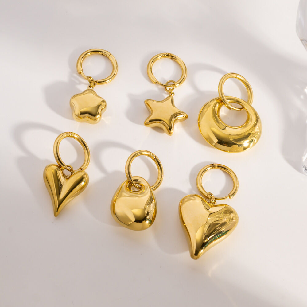 Elegante, unregelmäßig geformte Herz- und Stern-Ohrringe aus Edelstahl in Goldfarbe – schlichte Serie. Wasserfest. 2