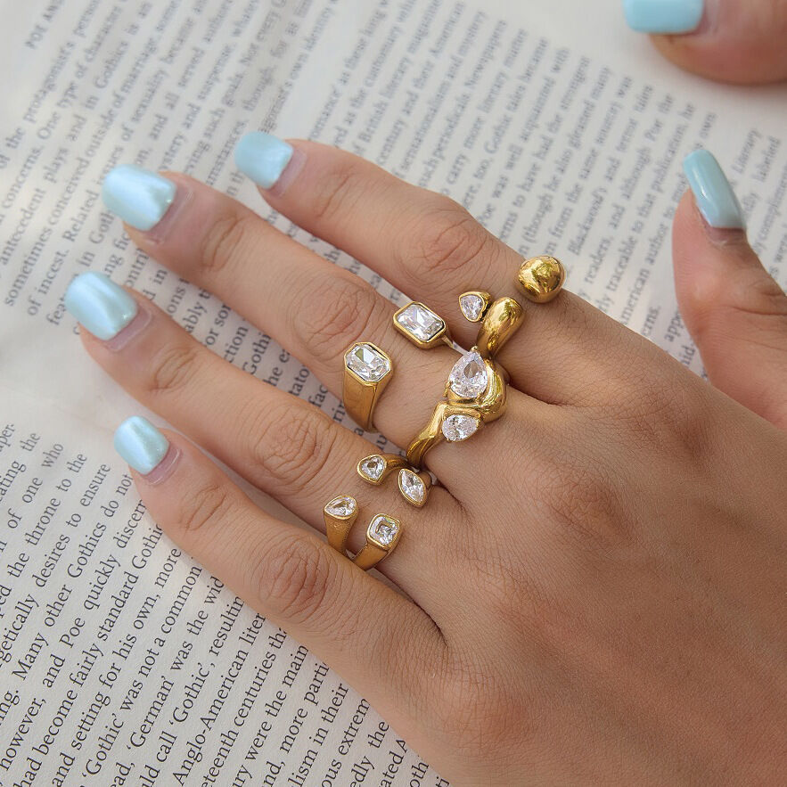 Bague pour femme en acier inoxydable doré, imperméable, sertie d'un zircon et ornée d'un cœur de forme irrégulière, élégante et luxueuse. Elle est ornée d'une pierre précieuse. 2