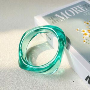 Retro Gradient Transparent Color Resin Women's Bangles h5