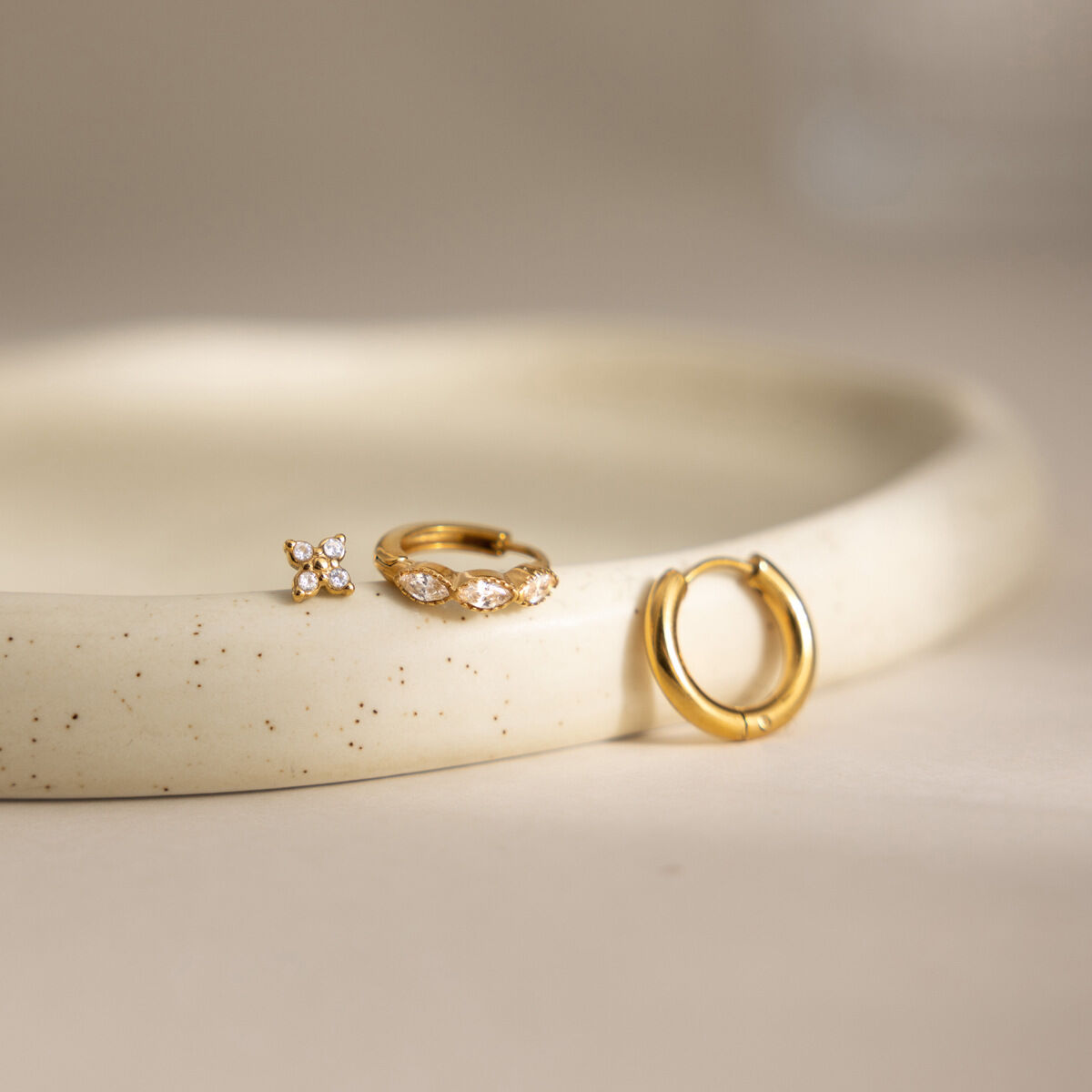 Romantische Serie: Schlichte Ohrring-Sets aus Edelstahl, wasserdicht, mit Zirkonia-Motiv und Blumenmuster für Damen