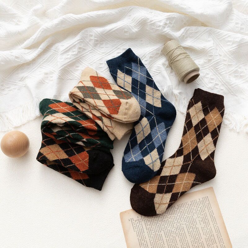 Socken mit leichtem Schwung und farblich abgesetzter Oberfläche, mittelhoch geschnitten h5 Bild2