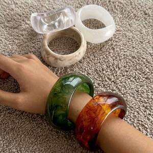 Retro Gradient Transparent Color Resin Women's Bangles h5 Picture3