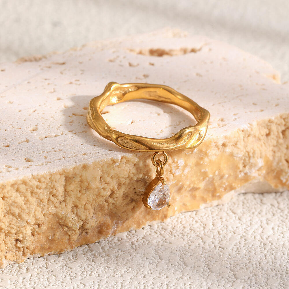 Anillo de mujer con circonita, forma irregular de gota simple, resistente al agua, de acero inoxidable y color dorado. h5 Imagen2