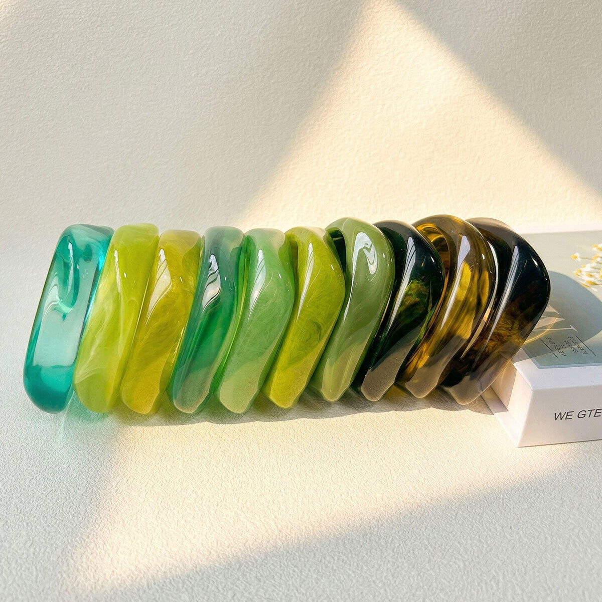 Retro Gradient Transparent Color Resin Women's Bangles h5 Picture3