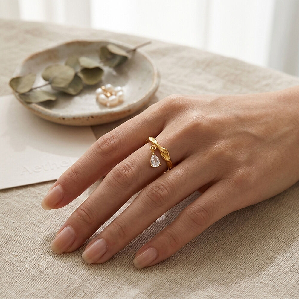 Anillo de mujer con circonita, forma irregular de gota simple, resistente al agua, de acero inoxidable y color dorado. Imagen3