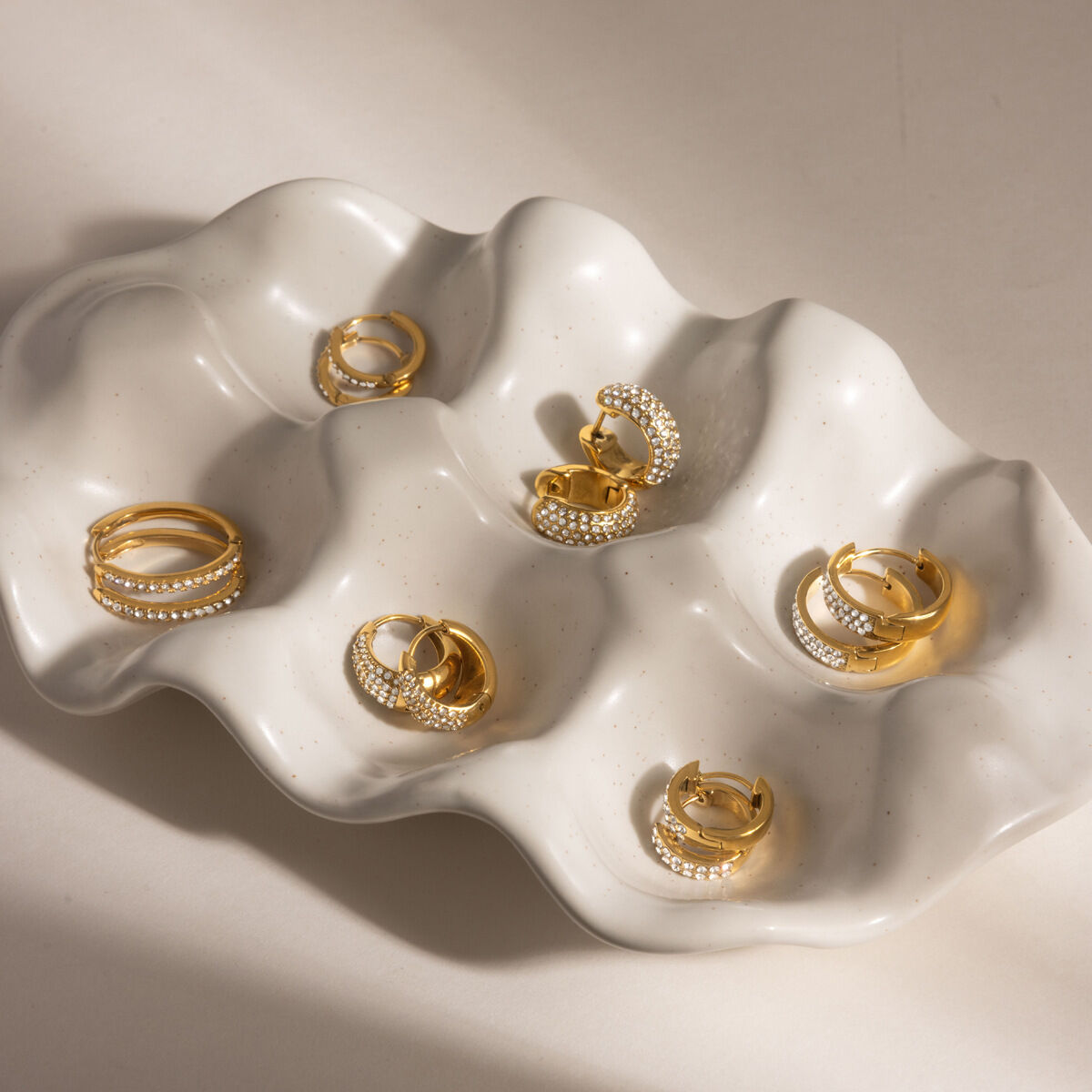 Klassische runde, wasserdichte Damen-Creolen aus Edelstahl in Goldfarbe mit Strasssteinen 2
