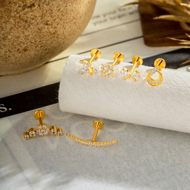 Orecchini da piercing da donna semplici, a forma geometrica con fiocco di fiore, in lega di titanio color oro e zirconi. h5Immagine4