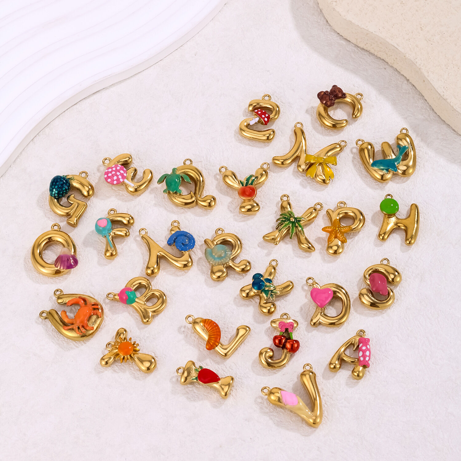 Bonitos colgantes DIY de acero inoxidable color dorado con letras en relieve