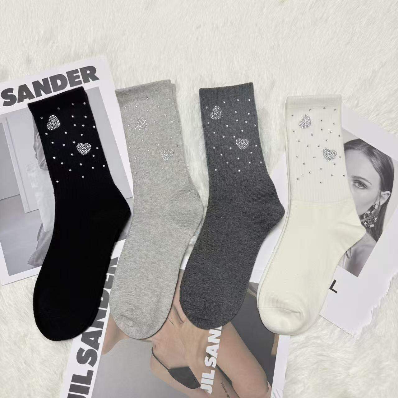 Einfarbige, herzförmige Strass-Socken in Wadenlänge