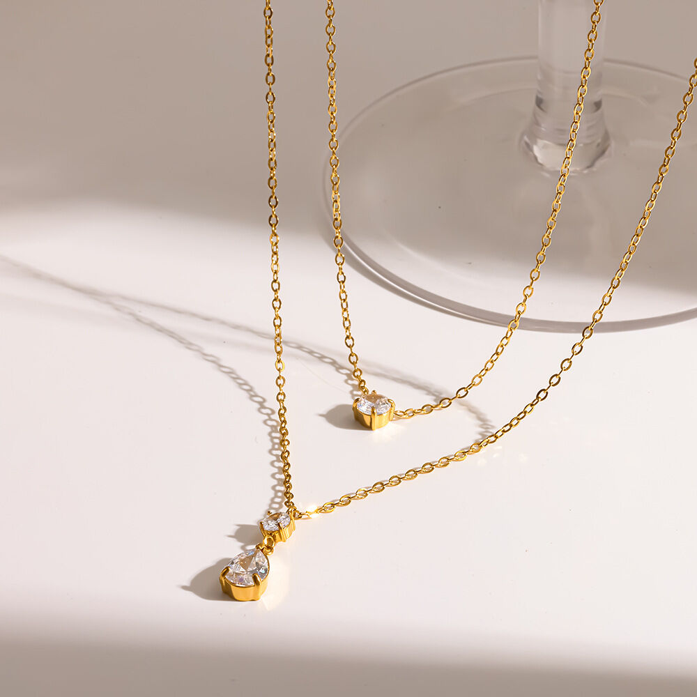 Elegante, druppelvormige, waterdichte, gelaagde damesketting van roestvrij staal met goudkleurige zirkonia.