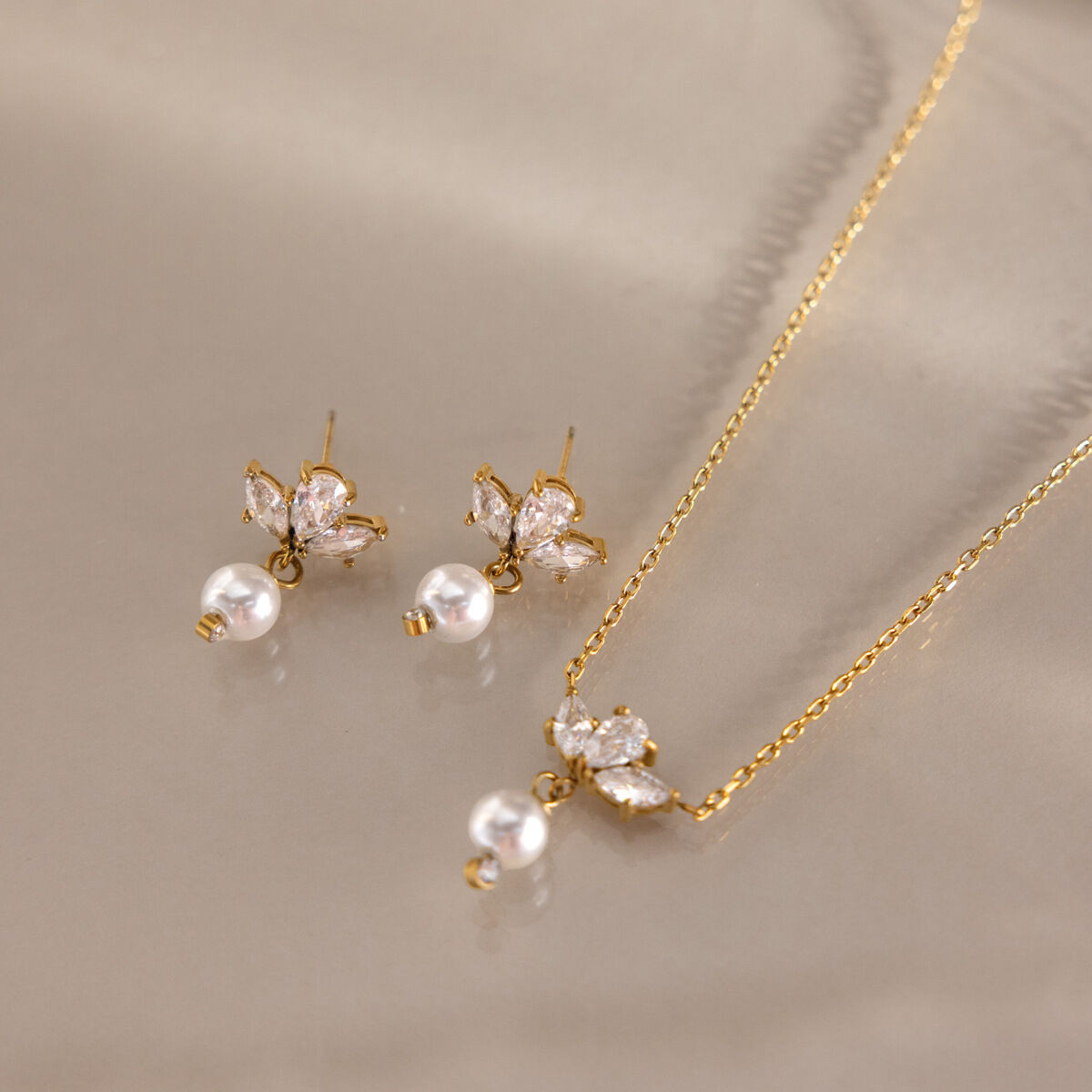 Elegante, wasserfeste Halsketten-Sets aus Edelstahl mit Zirkonia und Perlen in Goldfarbe 2