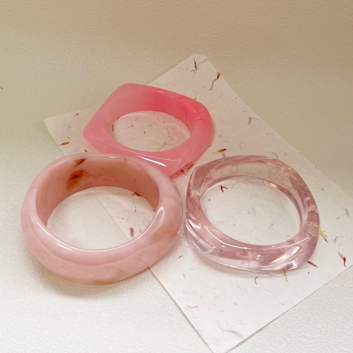 Set di bracciali da donna in resina con sfumature di colore e forme irregolari 2