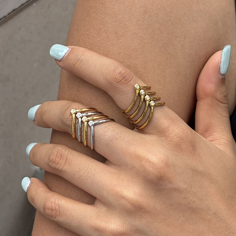 Anillos llamativos de acero inoxidable con circonitas, resistentes al agua y de colores variados.