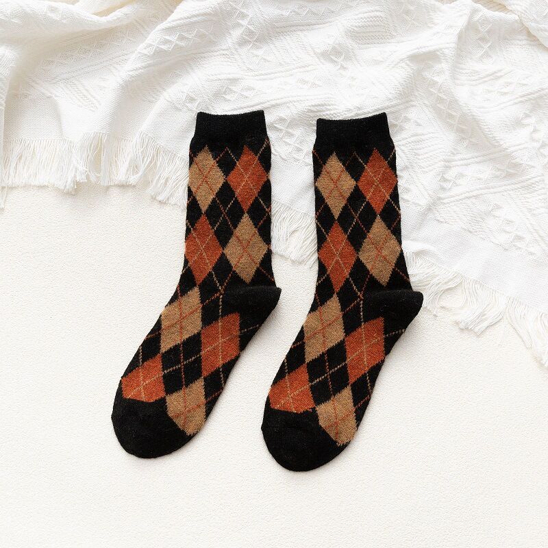 Socken mit leichtem Schwung und farblich abgesetzter Oberfläche, mittelhoch geschnitten 