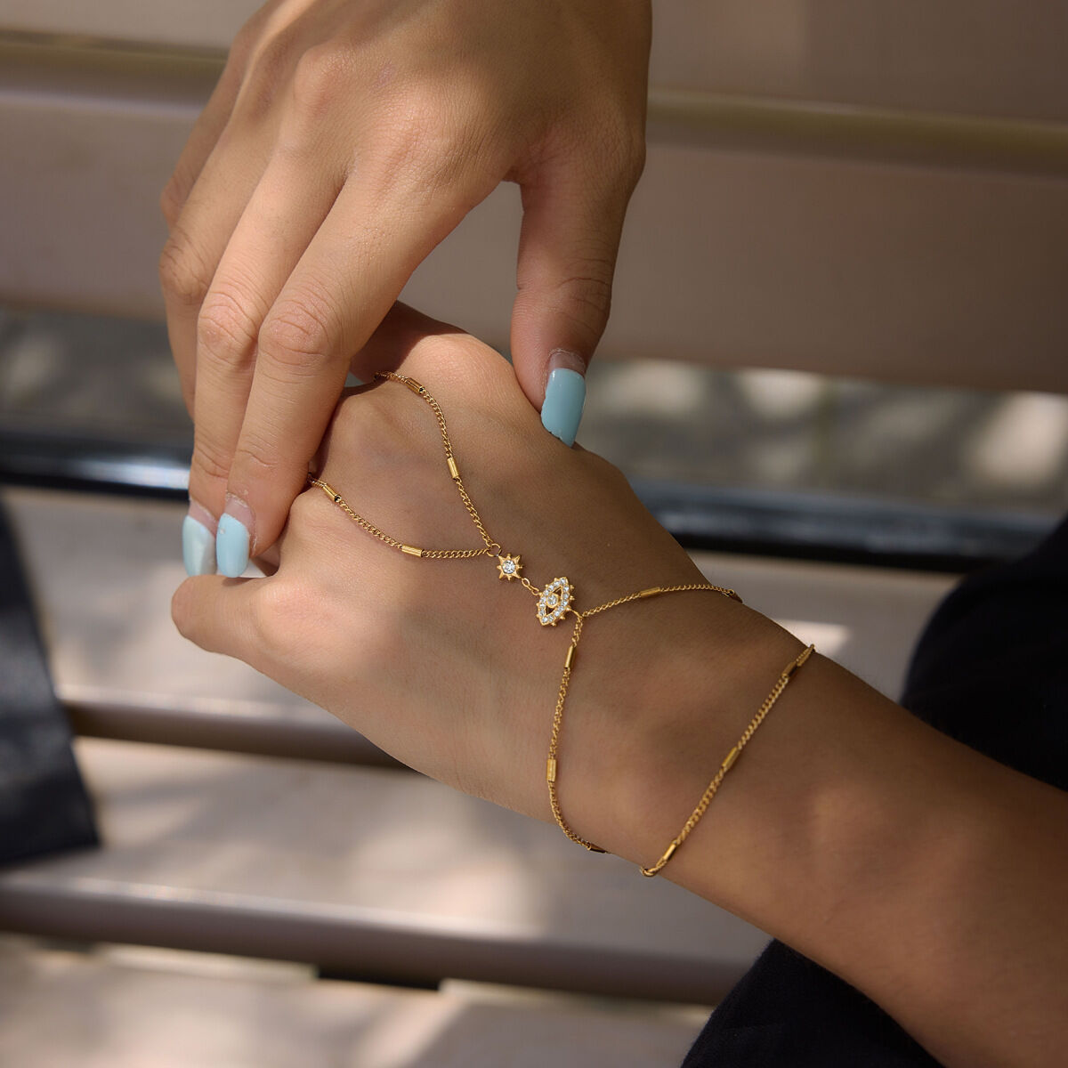 Cadena de mano para mujer de acero inoxidable impermeable color dorado con diamantes de imitación y circonitas, diseño de ojo de diablo. 2