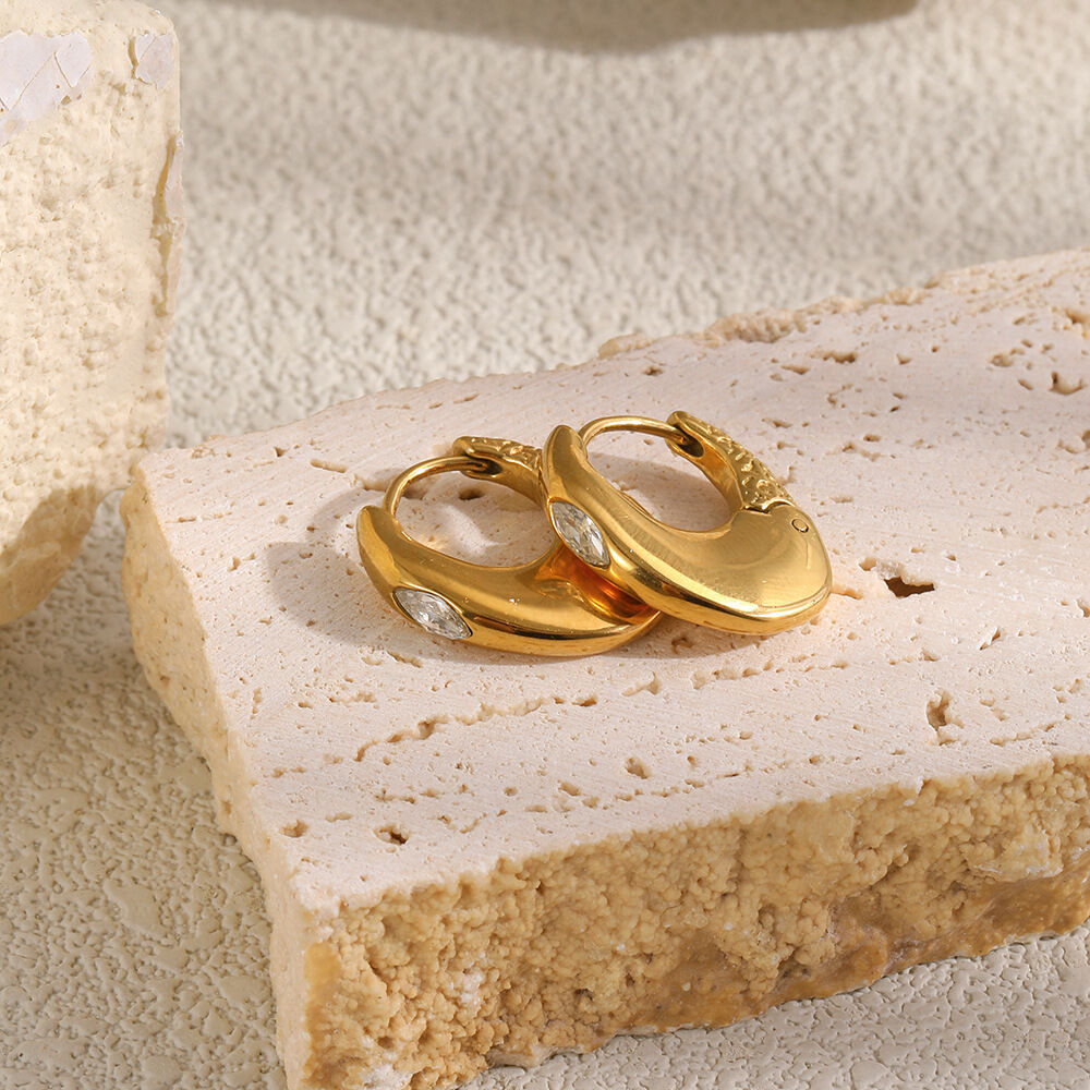 Pendientes de aro sencillos de acero inoxidable color oro con circonitas, resistentes al agua y forma circular para mujer. h5 Imagen2