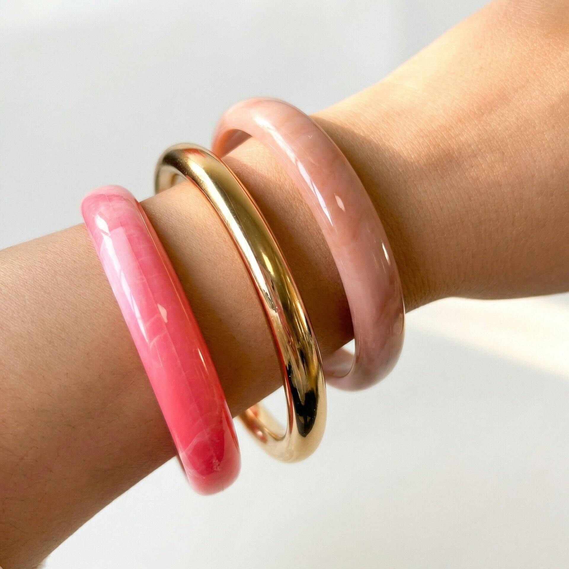 Set di bracciali da donna in resina color oro con effetto sfumato 2
