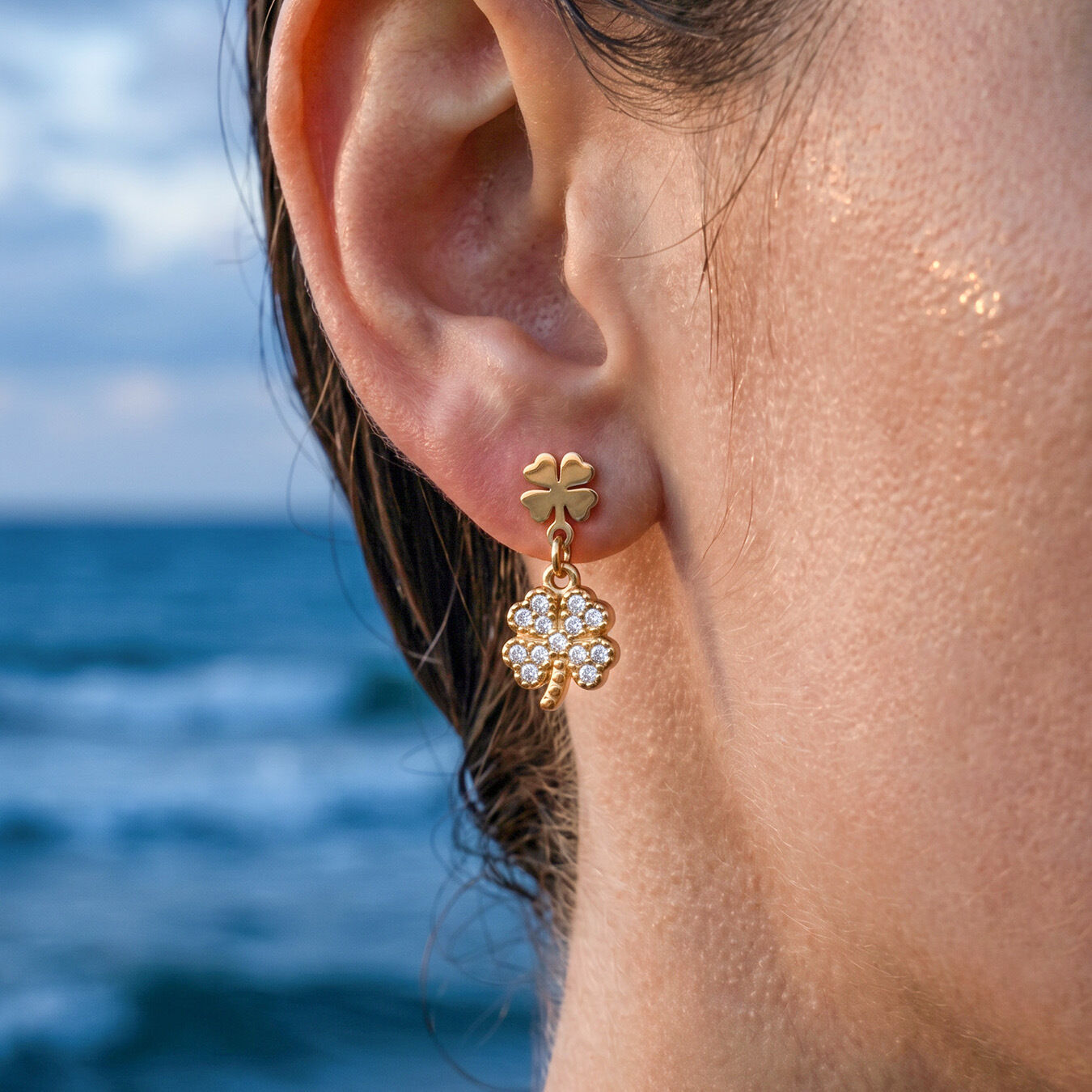 Pendientes colgantes para mujer de acero inoxidable, impermeables, color dorado y con pedrería de la marca Clover. 2