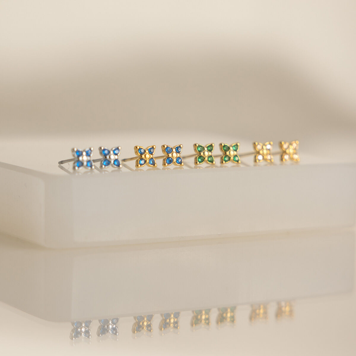 Simple Clover Edelstahl-Ohrstecker für Damen, wasserdicht, goldfarben, mit Zirkonia 2