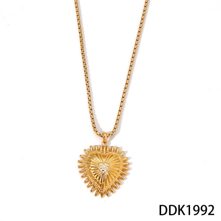 Collar con colgante para mujer de acero inoxidable resistente al agua, color dorado, con diseño de corazón retro y diamantes de imitación.