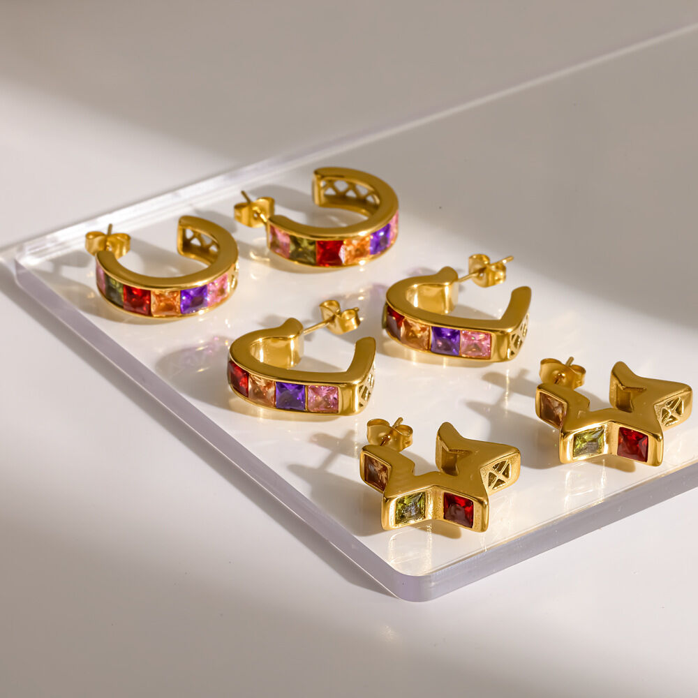 Luxe C-vormige, waterdichte, roestvrijstalen oorbellen met goudkleurige strass-steentjes voor dames. 2