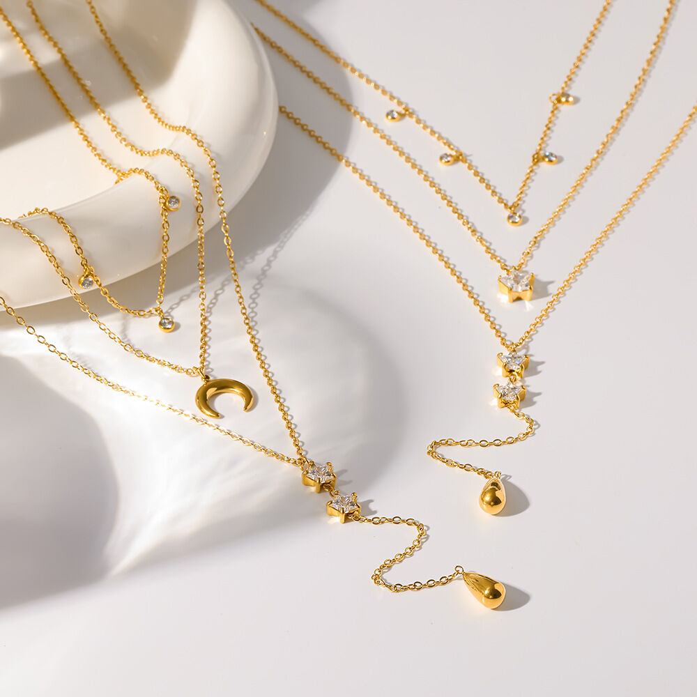 Lussuose ed eleganti collane a strati da donna in acciaio inossidabile color oro con gocce, stelle e luna, impermeabili e con zirconi.