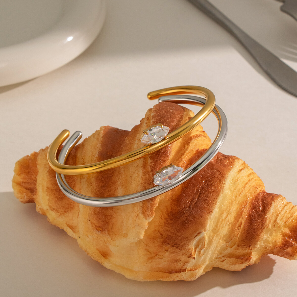 Eenvoudige, waterdichte roestvrijstalen damesarmband met goudkleurige zirkonia. h5 Afbeelding4