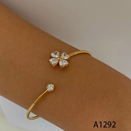 Pulseras de puño para mujer con diseño de corazón de flor, de acero inoxidable, impermeables, color dorado y circonitas.
