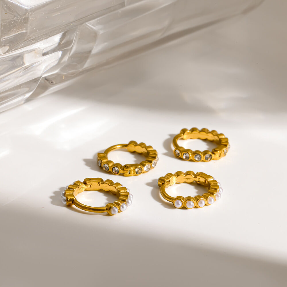 Einfache, runde, wasserdichte Creolen aus Edelstahl in Goldfarbe mit Strasssteinen und künstlichen Perlen für Damen h5 Bild3