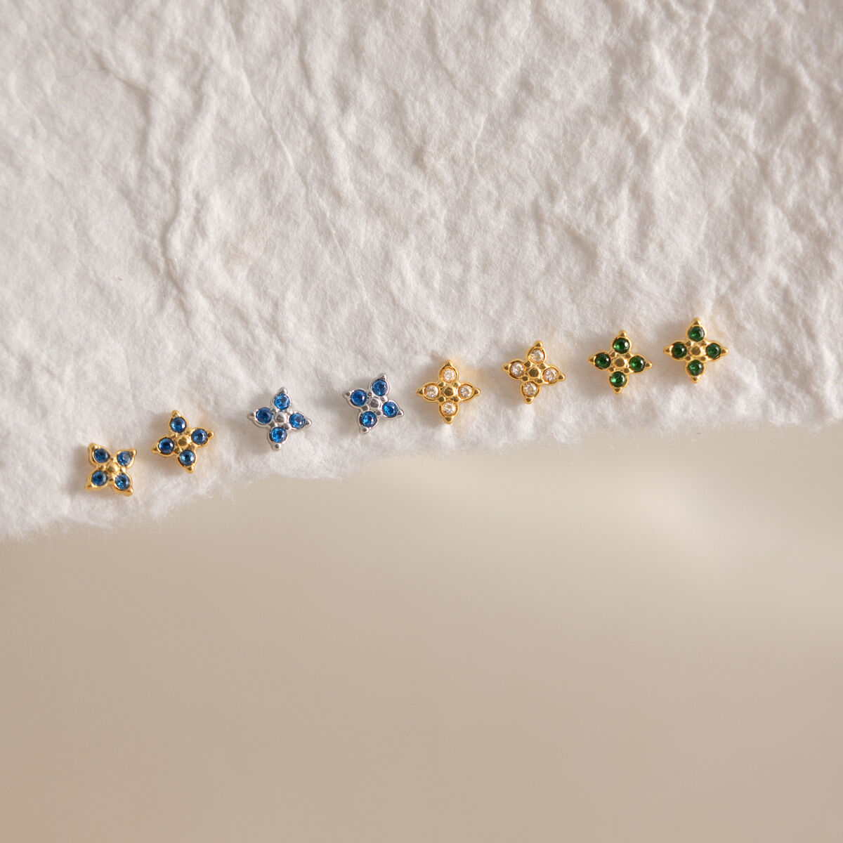 Simple Clover Edelstahl-Ohrstecker für Damen, wasserdicht, goldfarben, mit Zirkonia