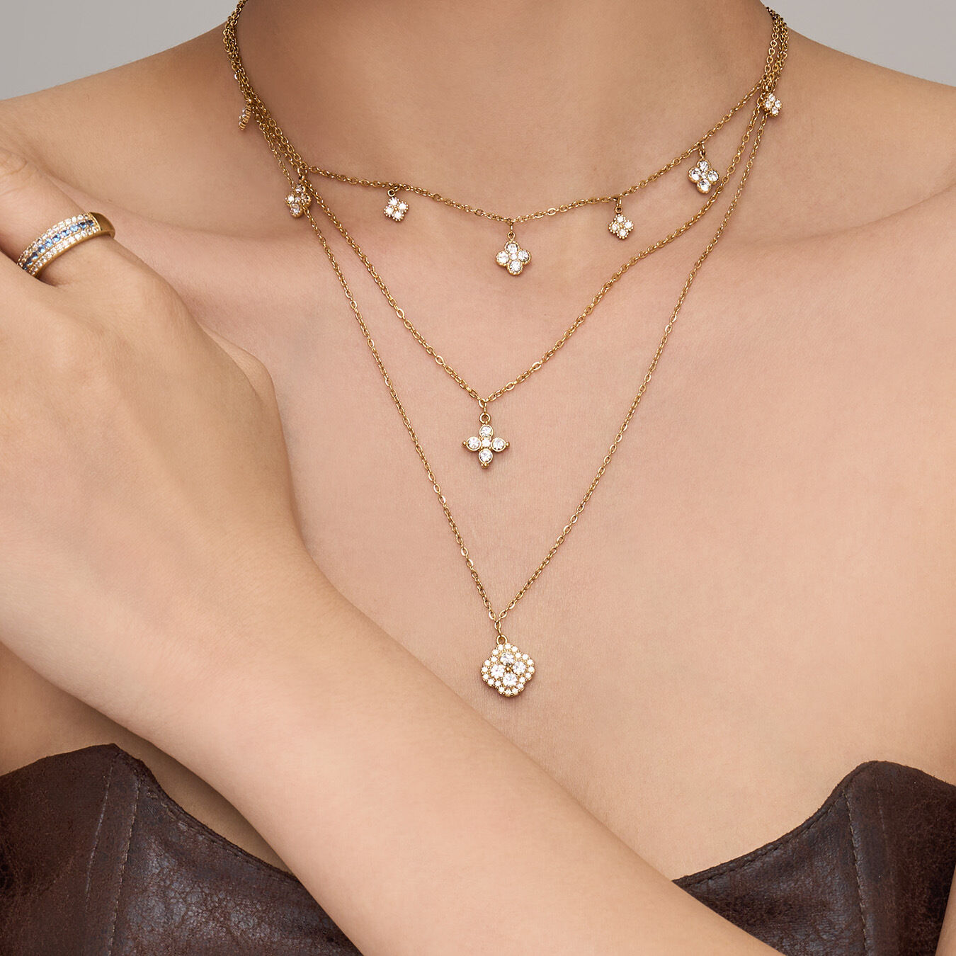Elegante collar de mujer en capas, de acero inoxidable impermeable con diamantes de imitación color dorado y diseño floral. 2