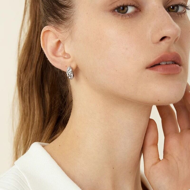 Boucles d'oreilles créoles pour femmes Simple Series Classic Twist en cuivre plaqué rhodium Image3