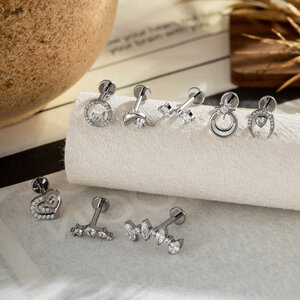 Pendientes sencillos de circonita color oro con forma de corazón para mujer, fabricados en aleación de titanio. h5 Imagen5
