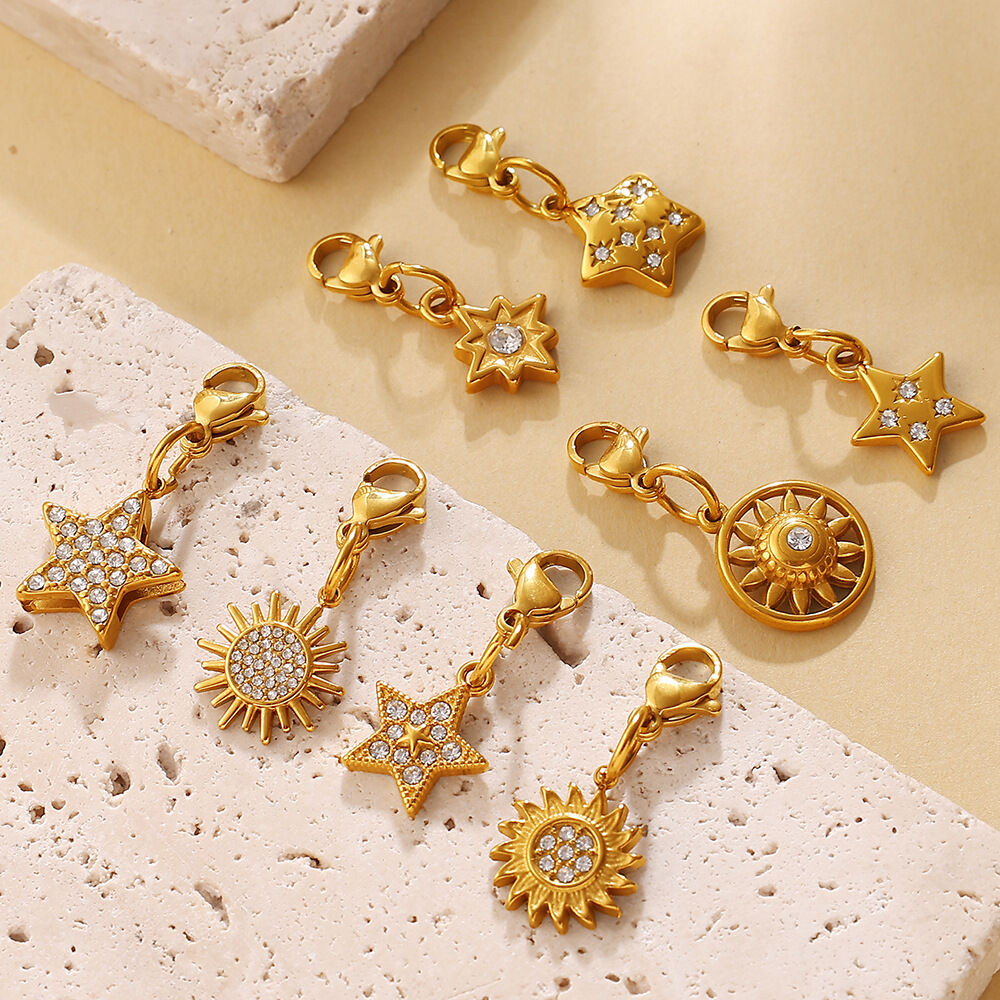 Luxuriöser, wasserdichter Edelstahl-Anhänger mit Sonne, Stern und Mond in Goldfarbe mit Strasssteinen, Unisex-Motiv Bild3