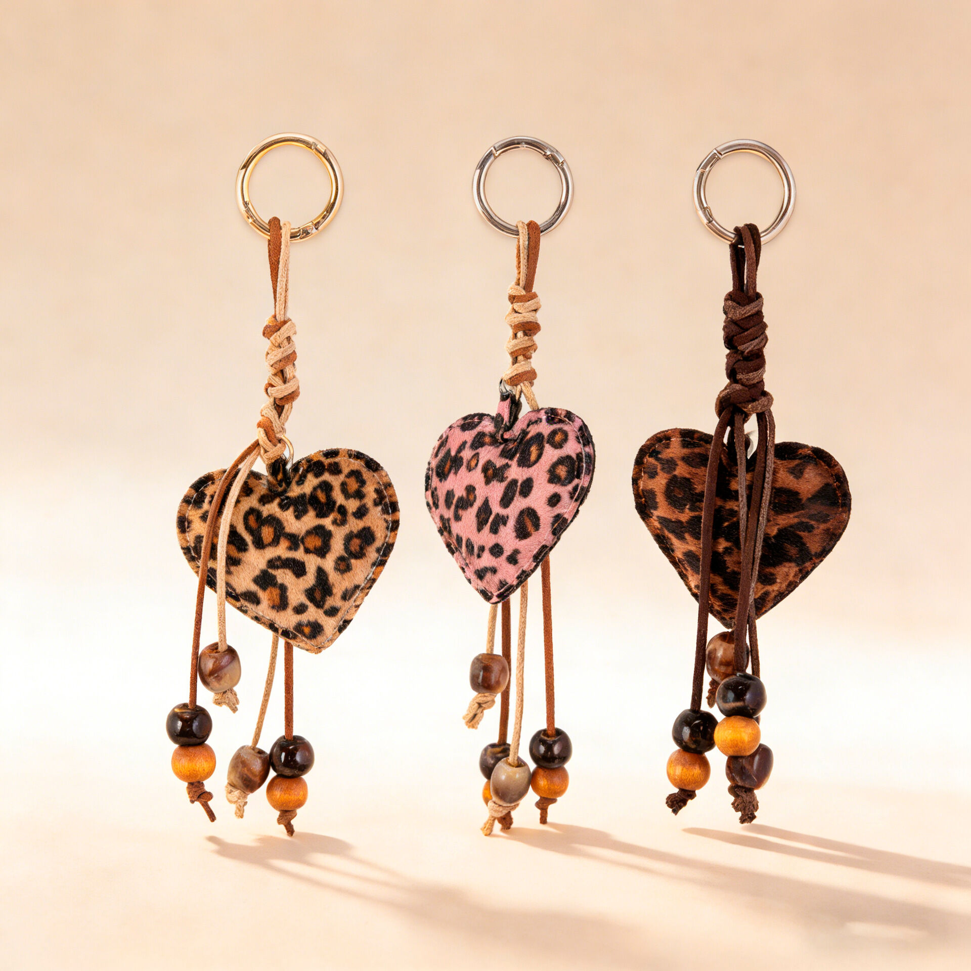 Llaveros sencillos de poliéster con borla y estampado de leopardo en forma de corazón estilo retro