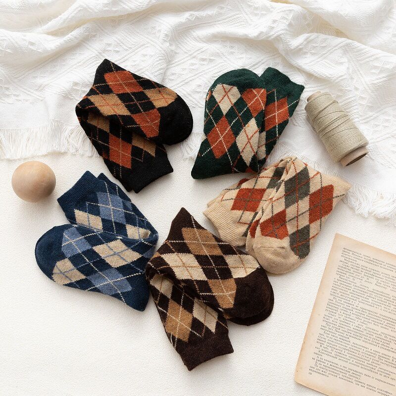 Socken mit leichtem Schwung und farblich abgesetzter Oberfläche, mittelhoch geschnitten h5 Bild3