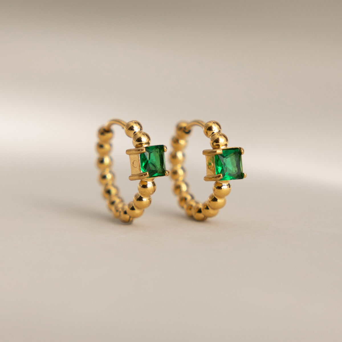 Schlichte rechteckige, wasserdichte Edelstahl-Ohrringe in Goldfarbe mit Zirkonia für Damen Bild3