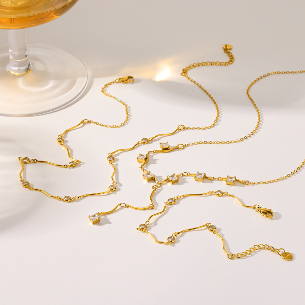 Set di gioielli da donna di lusso, eleganti, impermeabili, color oro, in acciaio inossidabile con strass. Immagine3