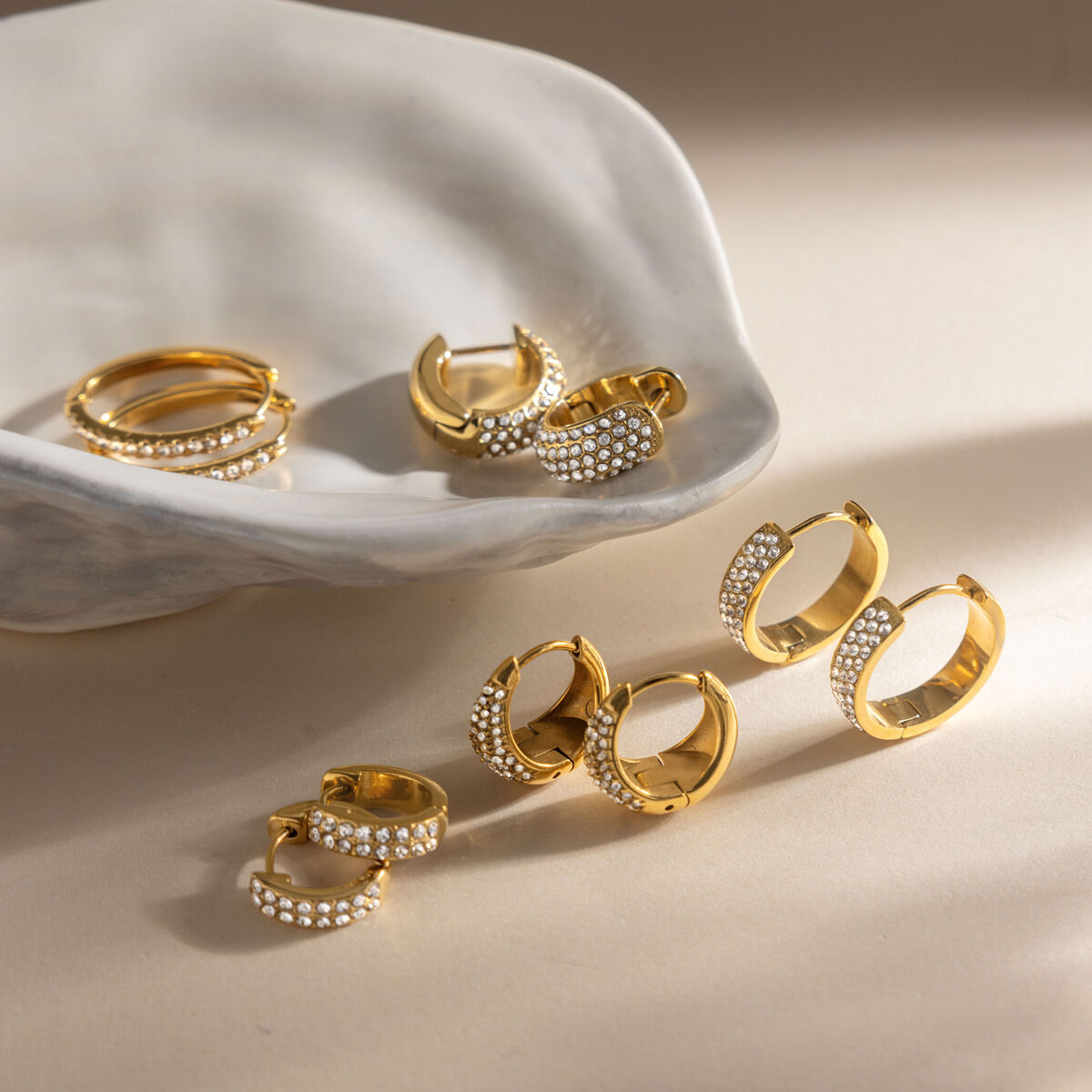 Klassische runde, wasserdichte Damen-Creolen aus Edelstahl in Goldfarbe mit Strasssteinen