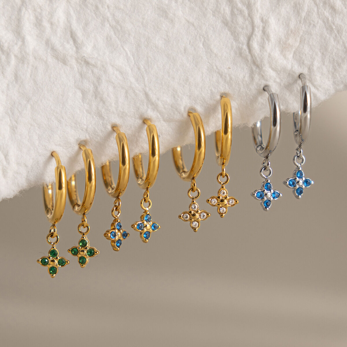 Clover Edelstahl-Ohrhänger für Damen, wasserdicht, goldfarben, mit Strasssteinen