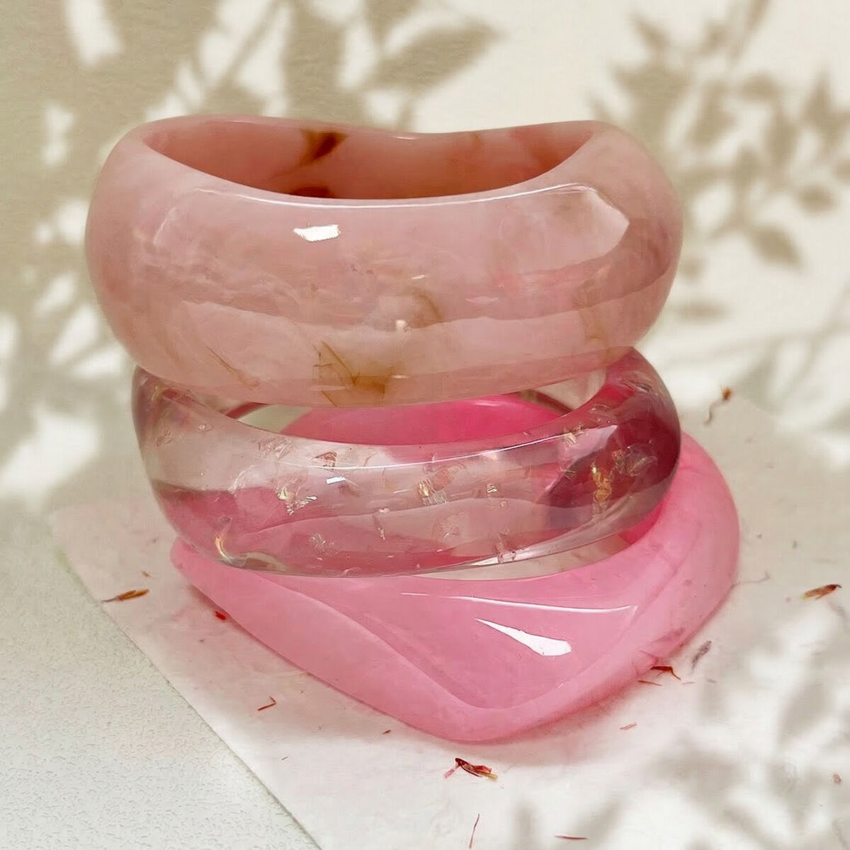 Set di bracciali da donna in resina con sfumature di colore e forme irregolari