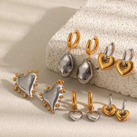 Elegantes pendientes de botón para mujer en acero inoxidable color oro y plata, resistentes al agua, con forma de corazón.