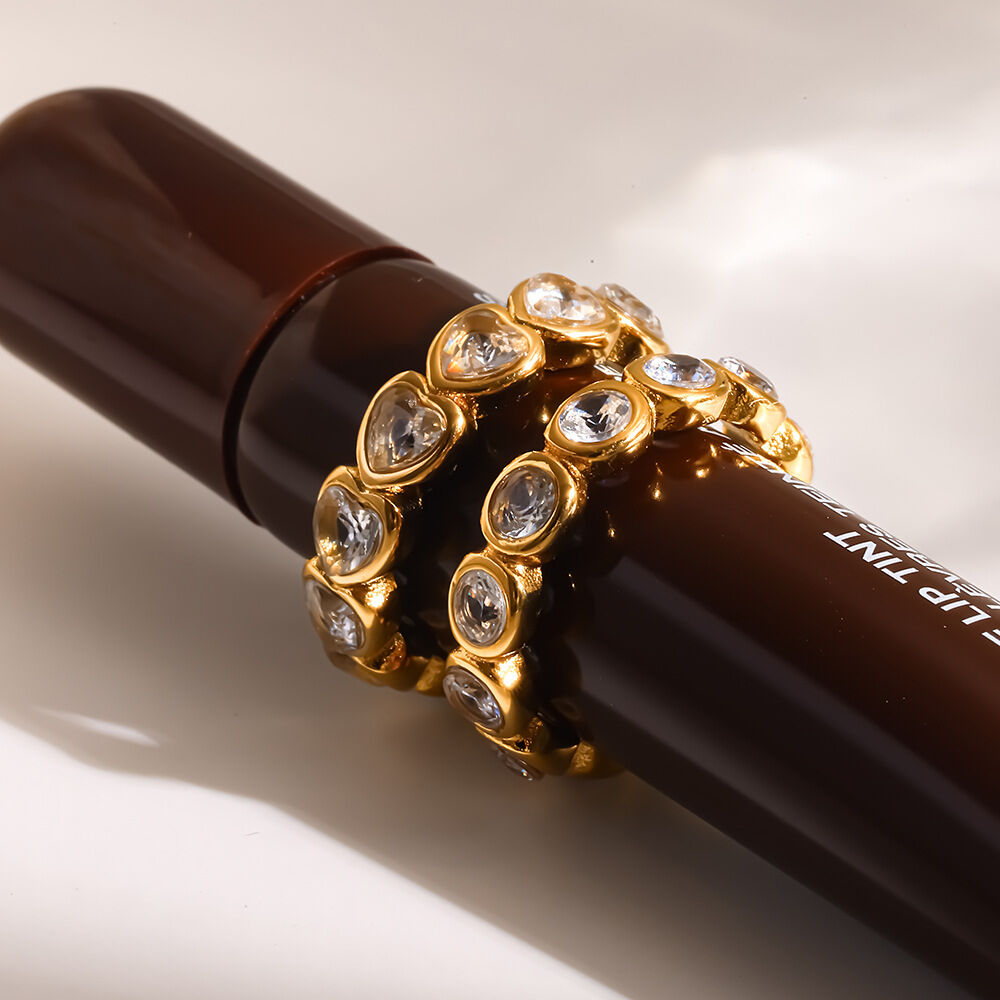 Herzförmige, wasserdichte Edelstahlringe in Goldfarbe mit Zirkonia-Edelstein Bild4