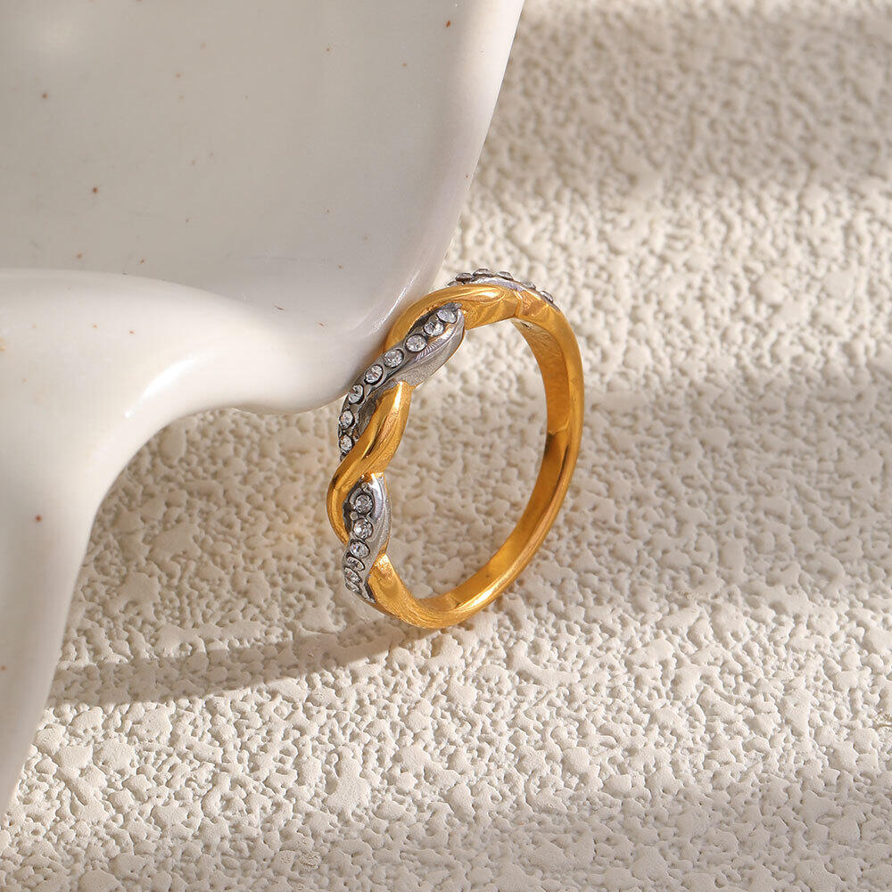 Gedrehte, wasserdichte Edelstahlringe in Goldfarbe mit Strasssteinen im minimalistischen Stil h5 Bild2