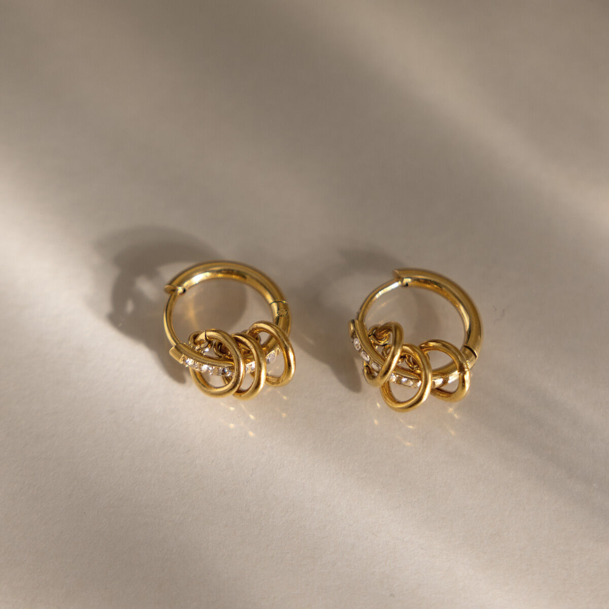 Pendientes de aro para mujer de acero inoxidable, impermeables, color dorado y con circonitas.